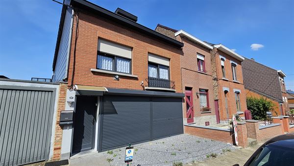 SOUS OPTION - PLUS DE VISITE - A quelques centaines mètres de Mons, Maison bel étage avec deux garages et jardin