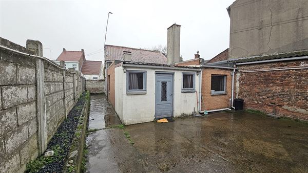 Maison à rénover + garage et cour