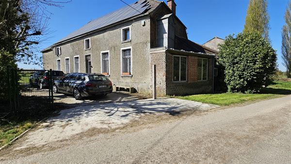 Grande maison dans un endroit bucolique avec beau jardin