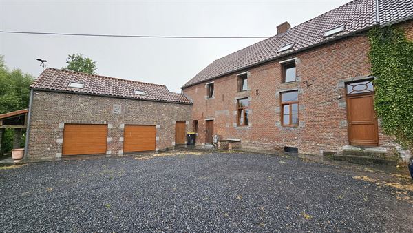 SOUS OPTION - PLUS DE VISITE - Maison de caractère avec double garage et jardin