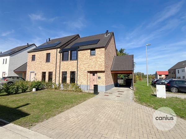 LANDELIJKE WONING MET 3 SLAAPKAMERS EN CARPORT