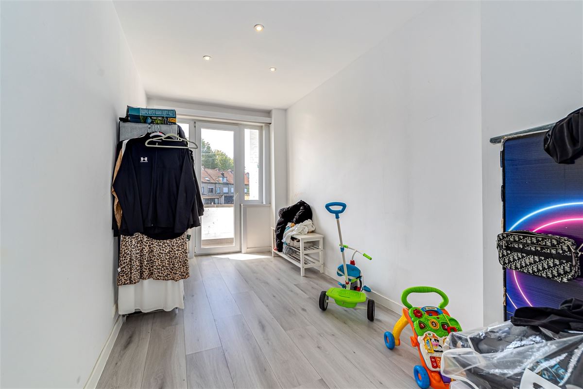 Gerenoveerd 2 slaapkamer appartement met terrasje te Merksem