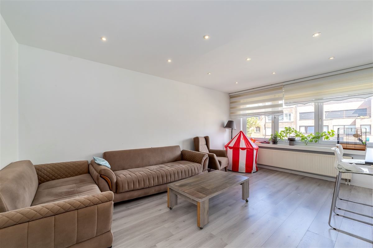 Gerenoveerd 2 slaapkamer appartement met terrasje te Merksem