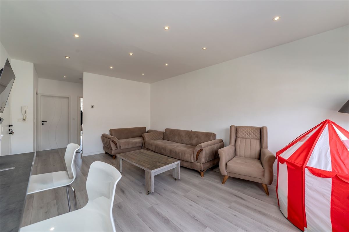 Gerenoveerd 2 slaapkamer appartement met terrasje te Merksem