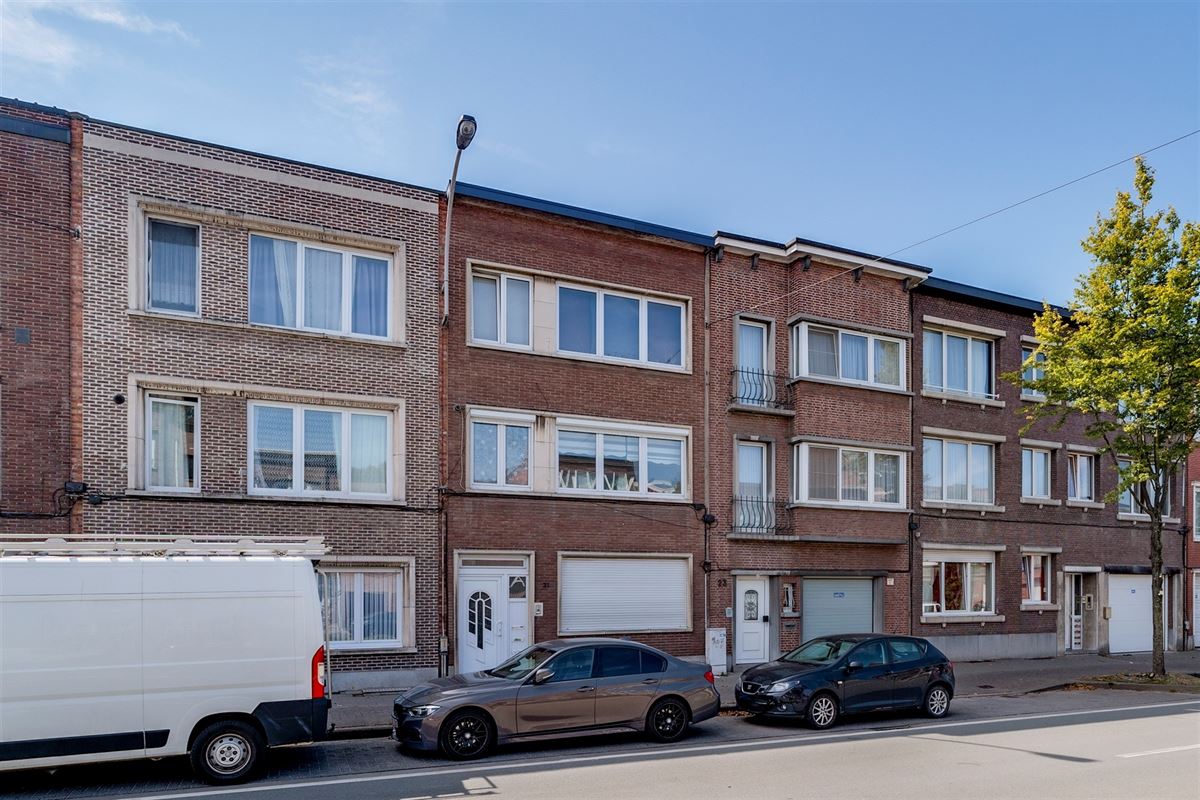 Gerenoveerd 2 slaapkamer appartement met terrasje te Merksem