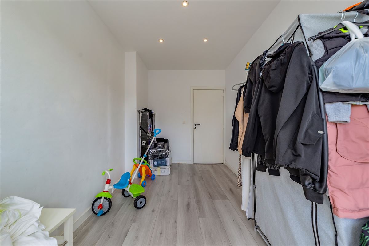 Gerenoveerd 2 slaapkamer appartement met terrasje te Merksem