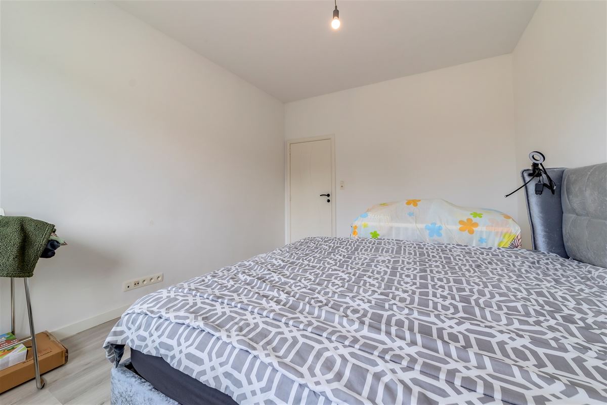 Gerenoveerd 2 slaapkamer appartement met terrasje te Merksem
