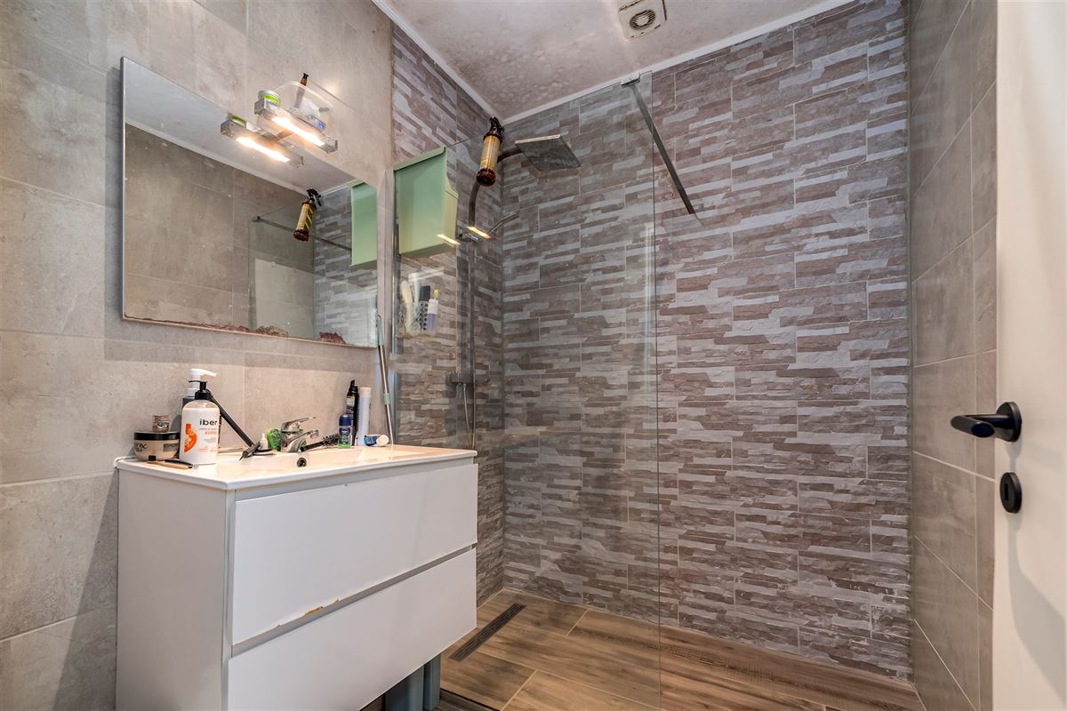 Gerenoveerd 2 slaapkamer appartement met terrasje te Merksem