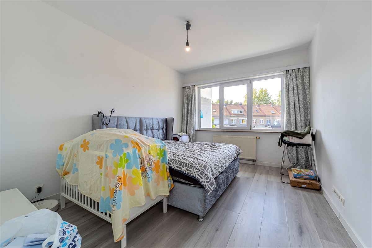Gerenoveerd 2 slaapkamer appartement met terrasje te Merksem