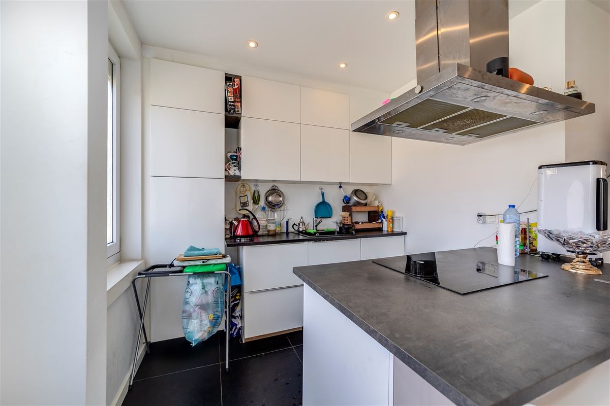 Gerenoveerd 2 slaapkamer appartement met terrasje te Merksem