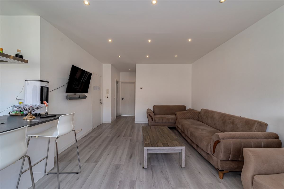 Gerenoveerd 2 slaapkamer appartement met terrasje te Merksem