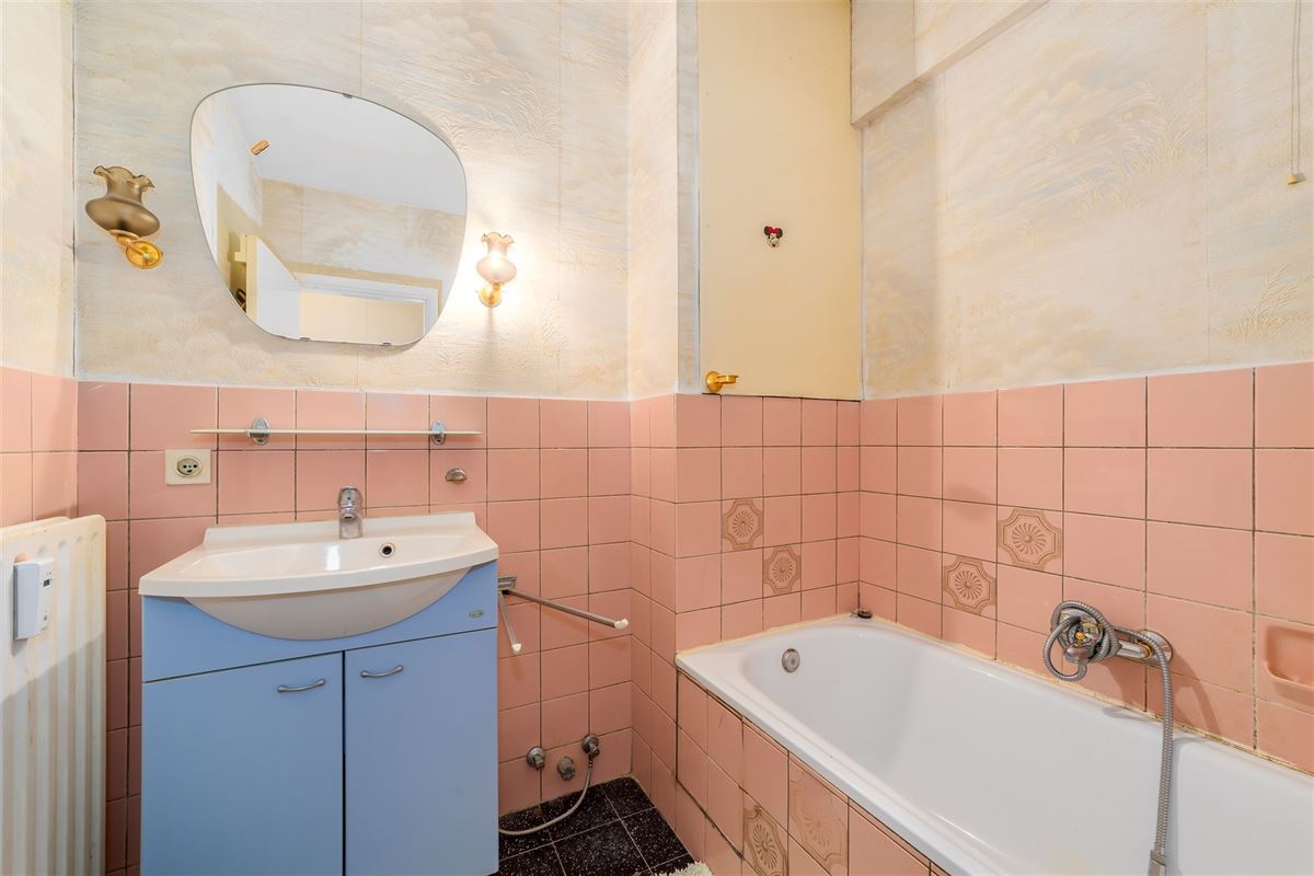 Te renoveren appartement met 1 slaapkamer en terras (10m²) te Merksem