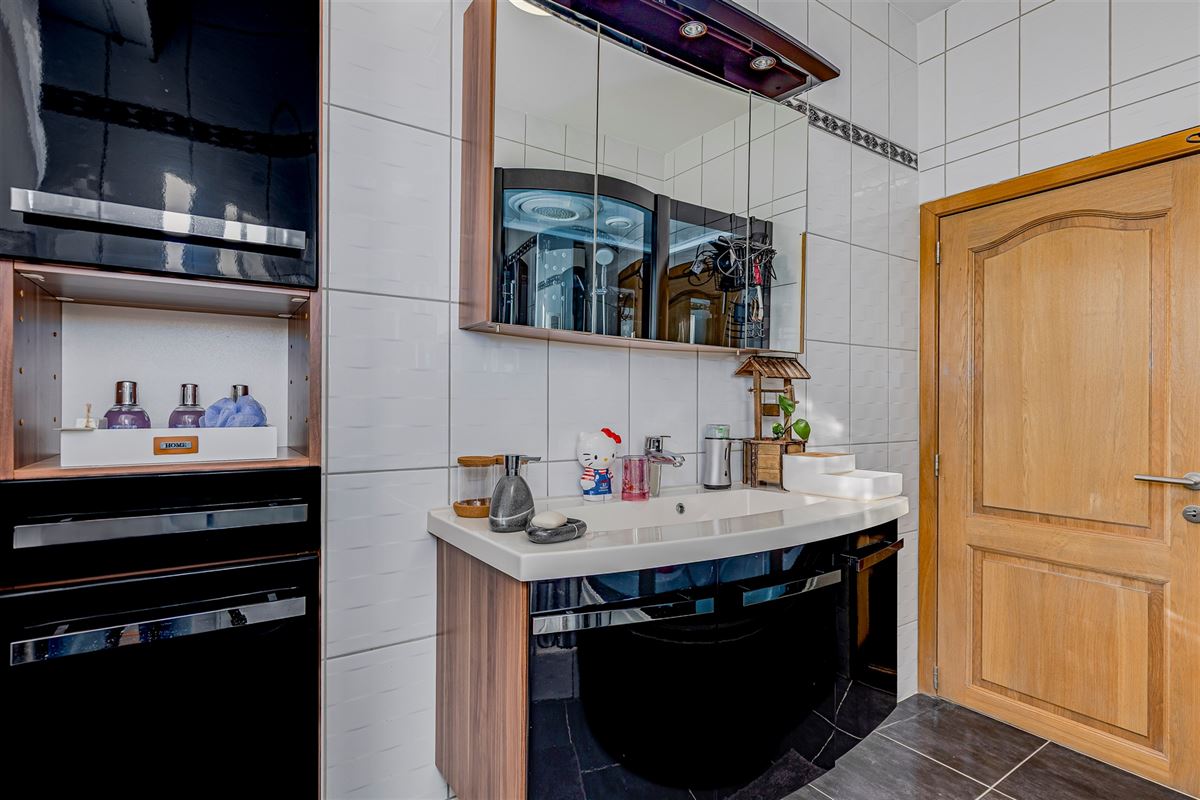 Mooi ingerichte woning met 4 slk, 2 badk en ruime stadstuin in Merksem
