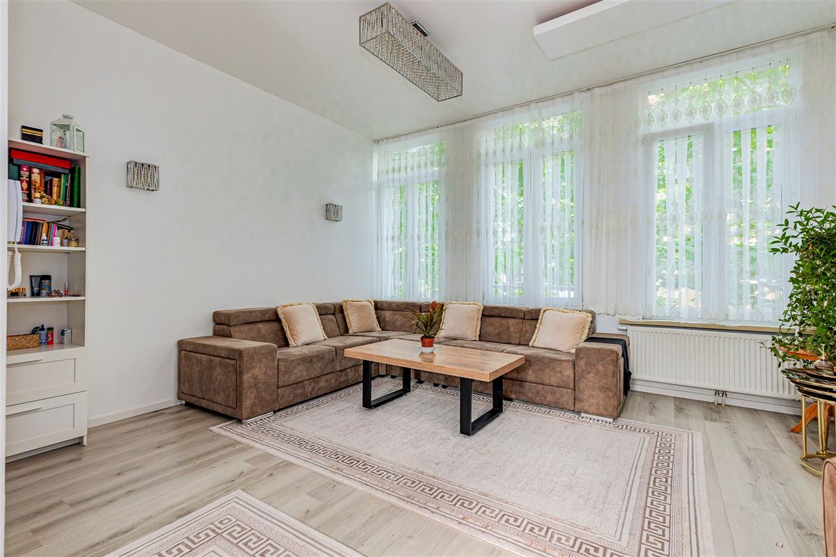 Gerenoveerde kangoeroe-woning met 5 slpk en 3 badkamers te koop in Antwerpen
