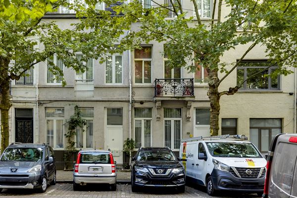 Gerenoveerde kangoeroe-woning met 5 slpk en 3 badkamers te koop in Antwerpen