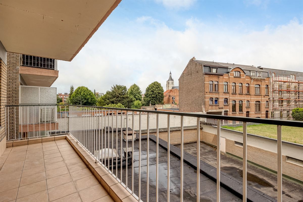 Te renoveren appartement met twee slaapkamers en terras