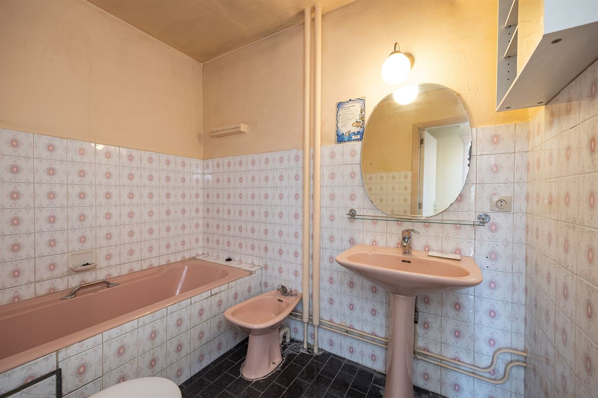 Te renoveren appartement met twee slaapkamers en terras