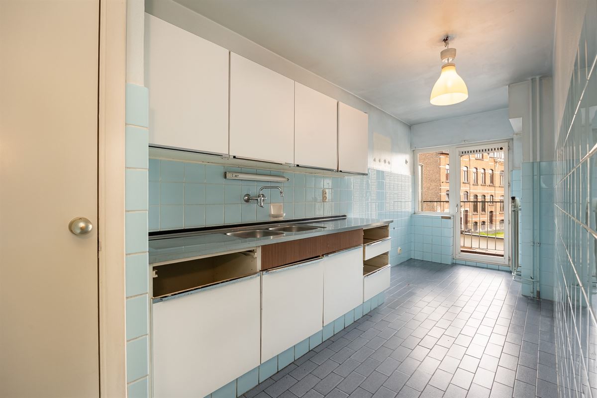 Te renoveren appartement met twee slaapkamers en terras