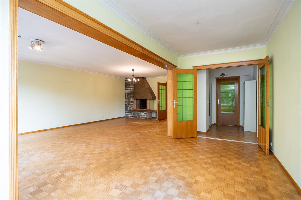 Te renoveren appartement met twee slaapkamers en terras