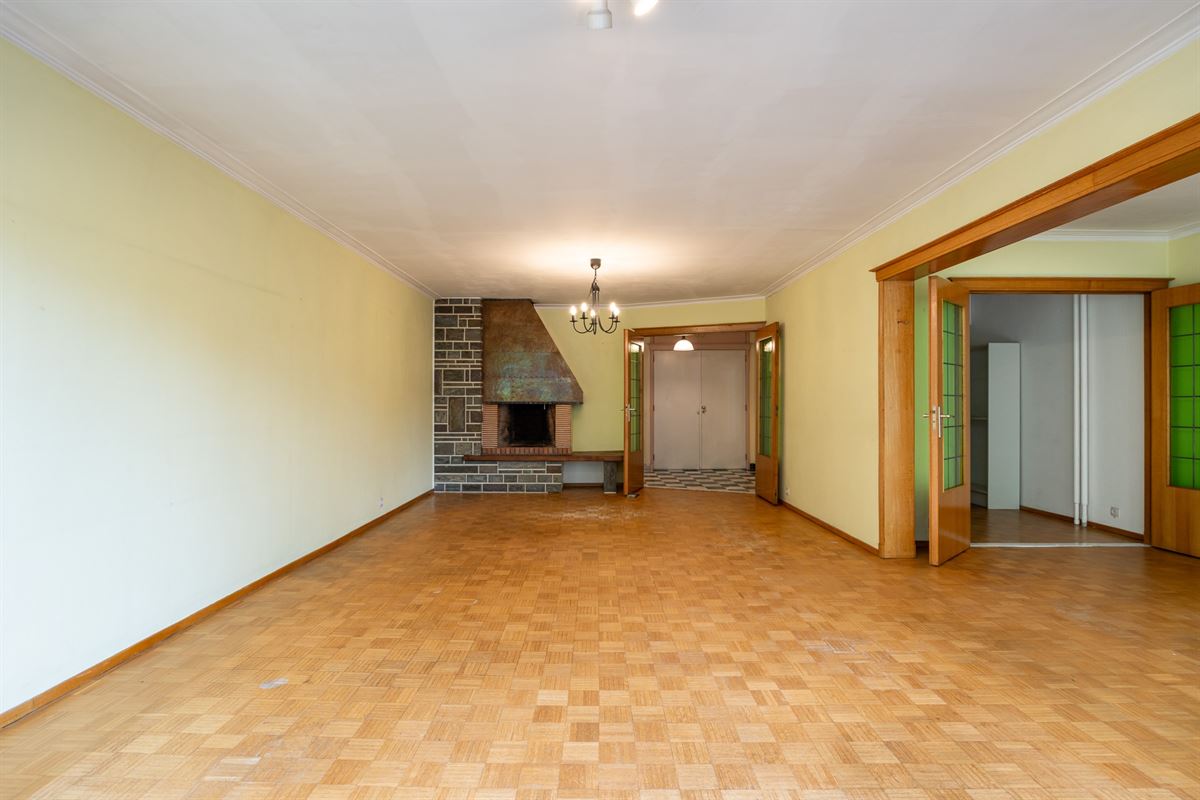 Te renoveren appartement met twee slaapkamers en terras