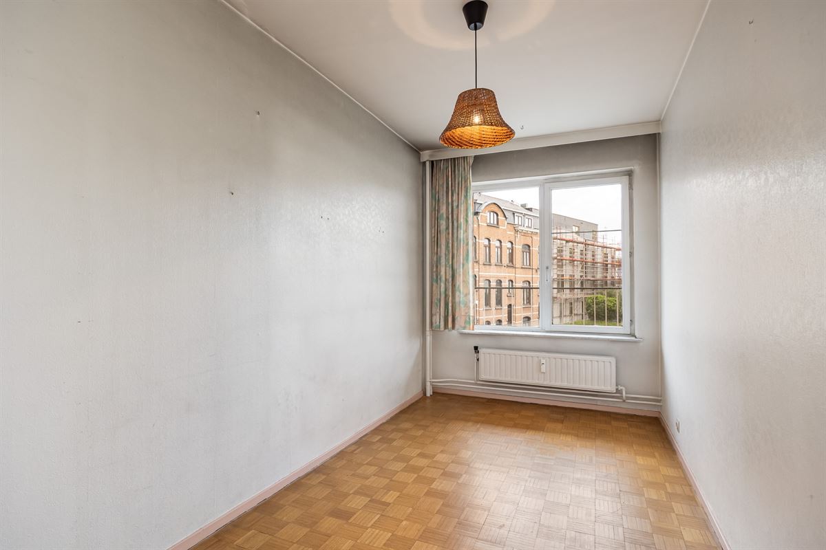 Te renoveren appartement met twee slaapkamers en terras