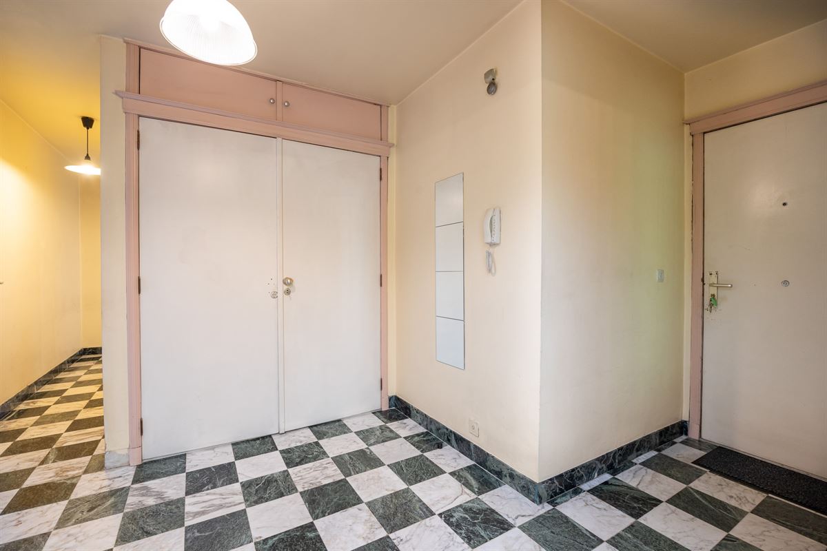 Te renoveren appartement met twee slaapkamers en terras