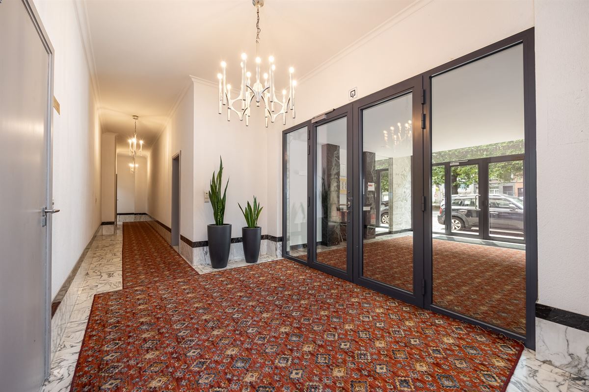 Te renoveren appartement met twee slaapkamers en terras