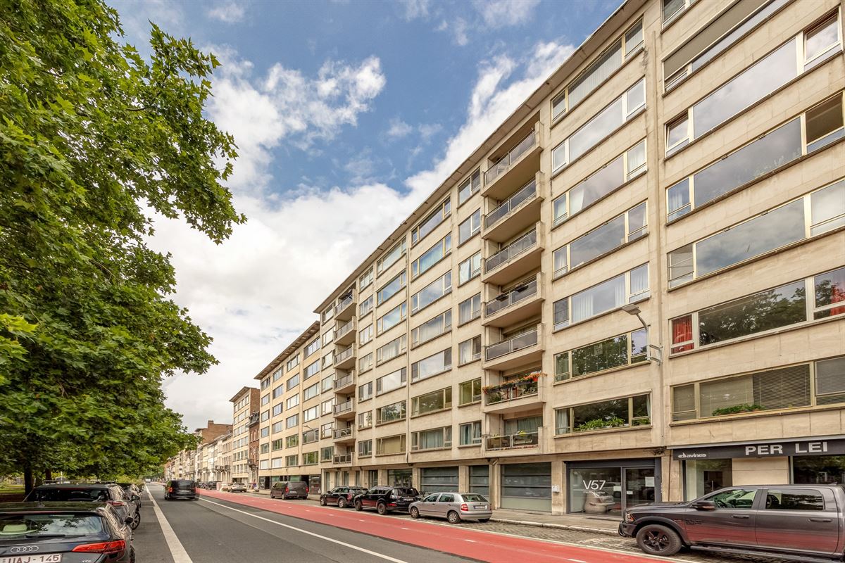 Te renoveren appartement met twee slaapkamers en terras
