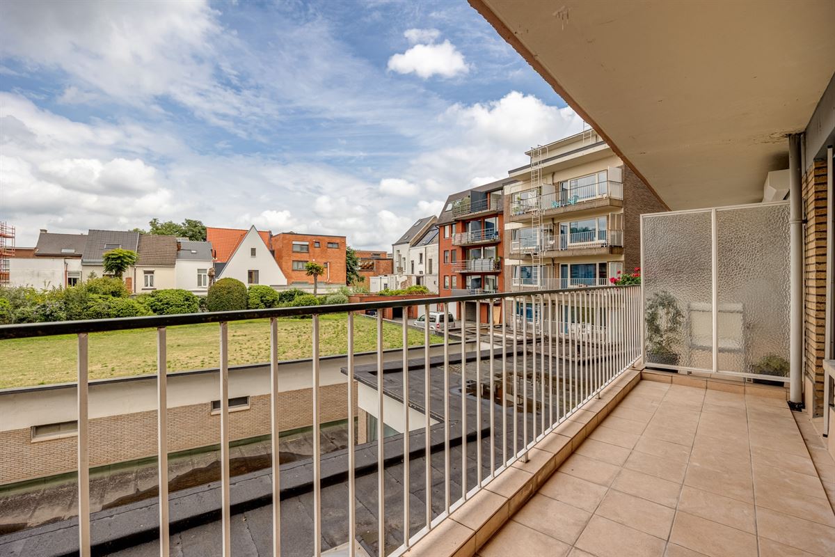 Te renoveren appartement met twee slaapkamers en terras
