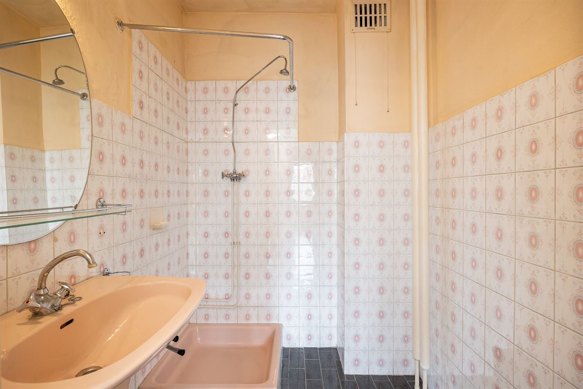 Te renoveren appartement met twee slaapkamers en terras