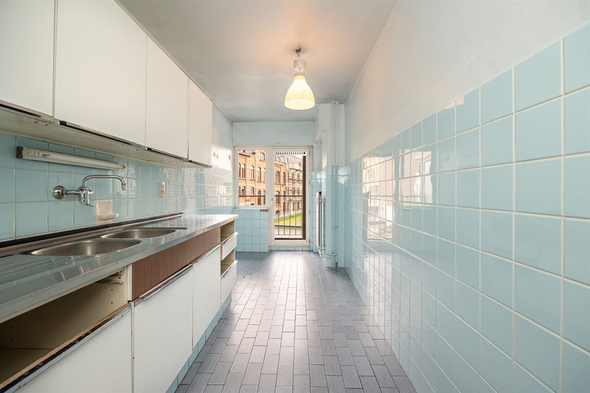 Te renoveren appartement met twee slaapkamers en terras