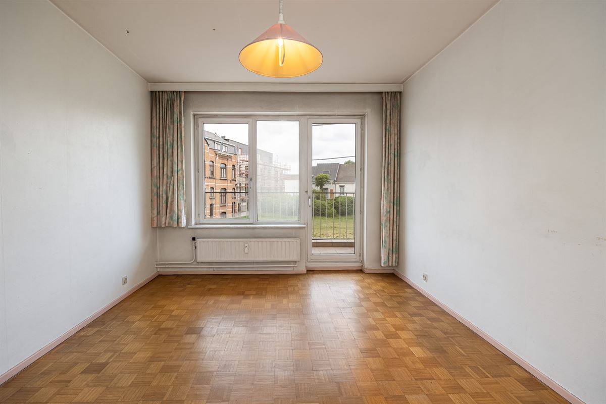 Te renoveren appartement met twee slaapkamers en terras