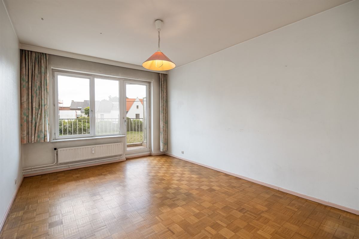 Te renoveren appartement met twee slaapkamers en terras