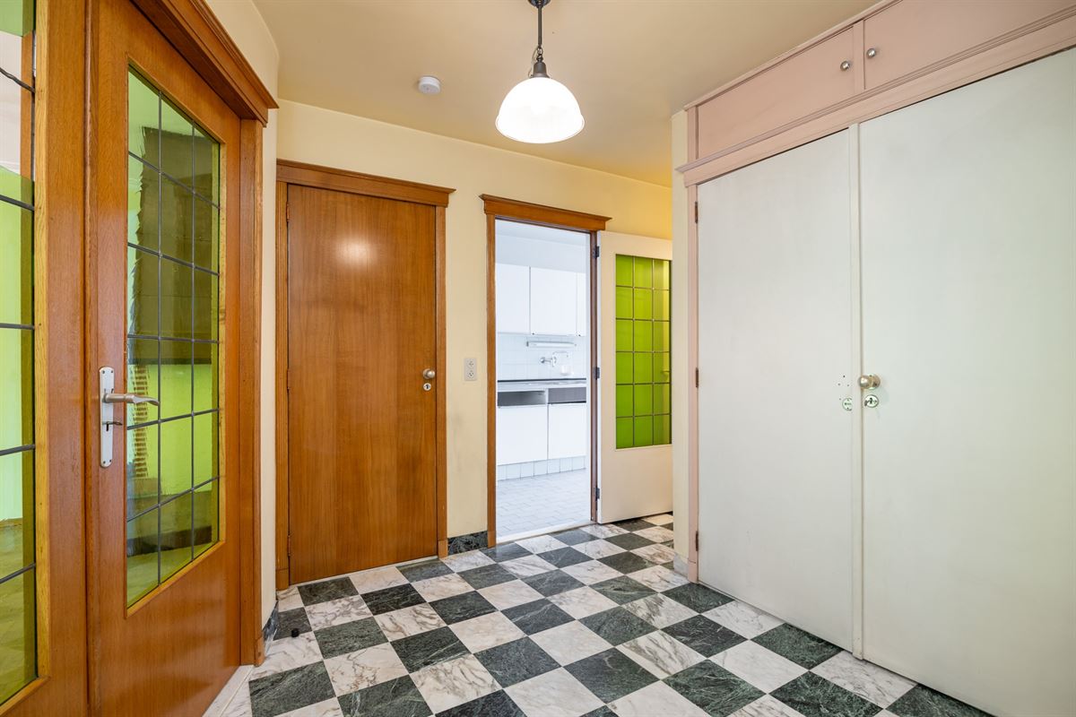 Te renoveren appartement met twee slaapkamers en terras