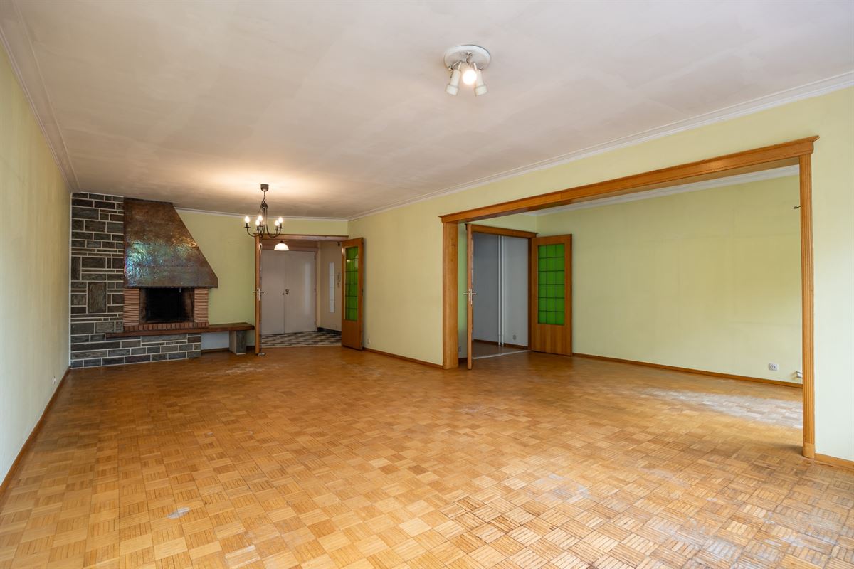 Te renoveren appartement met twee slaapkamers en terras