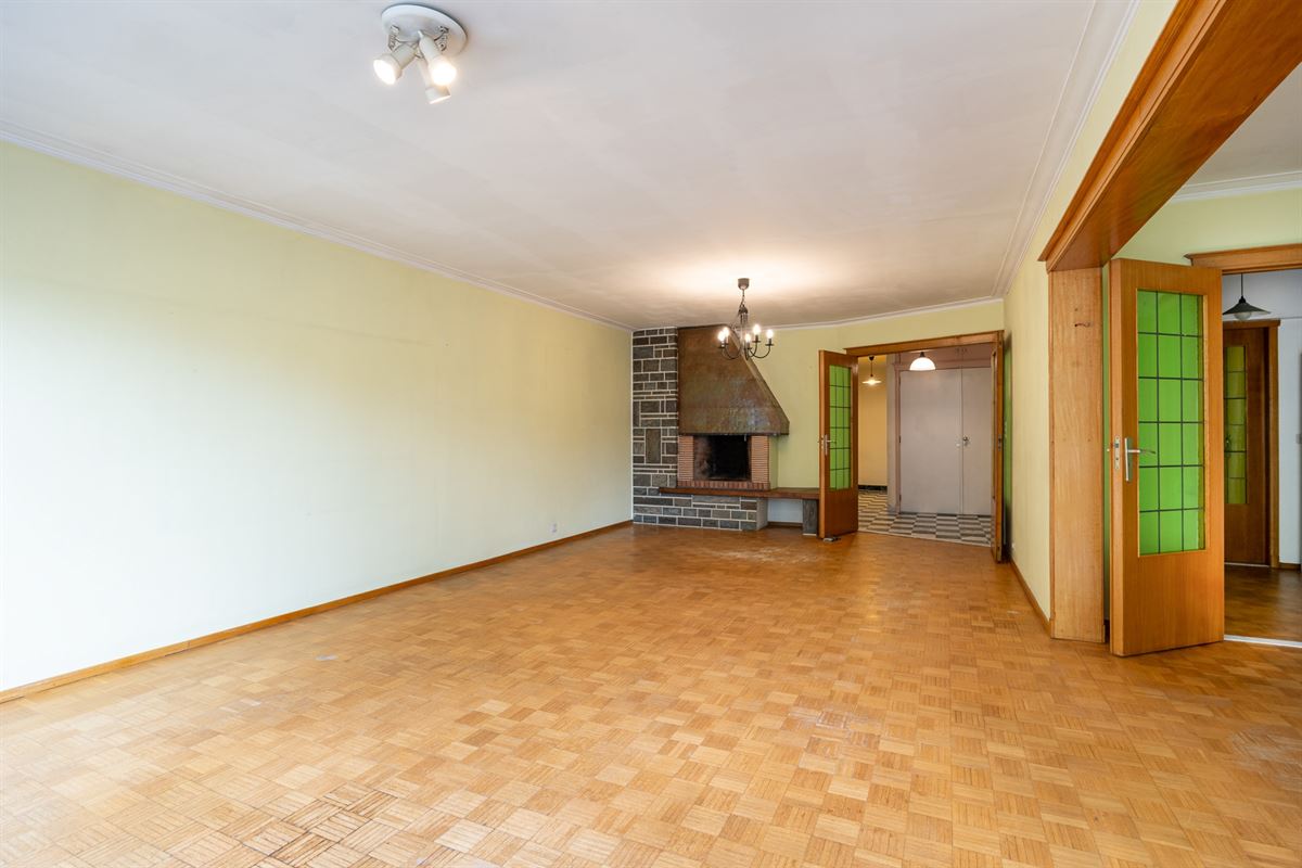 Te renoveren appartement met twee slaapkamers en terras
