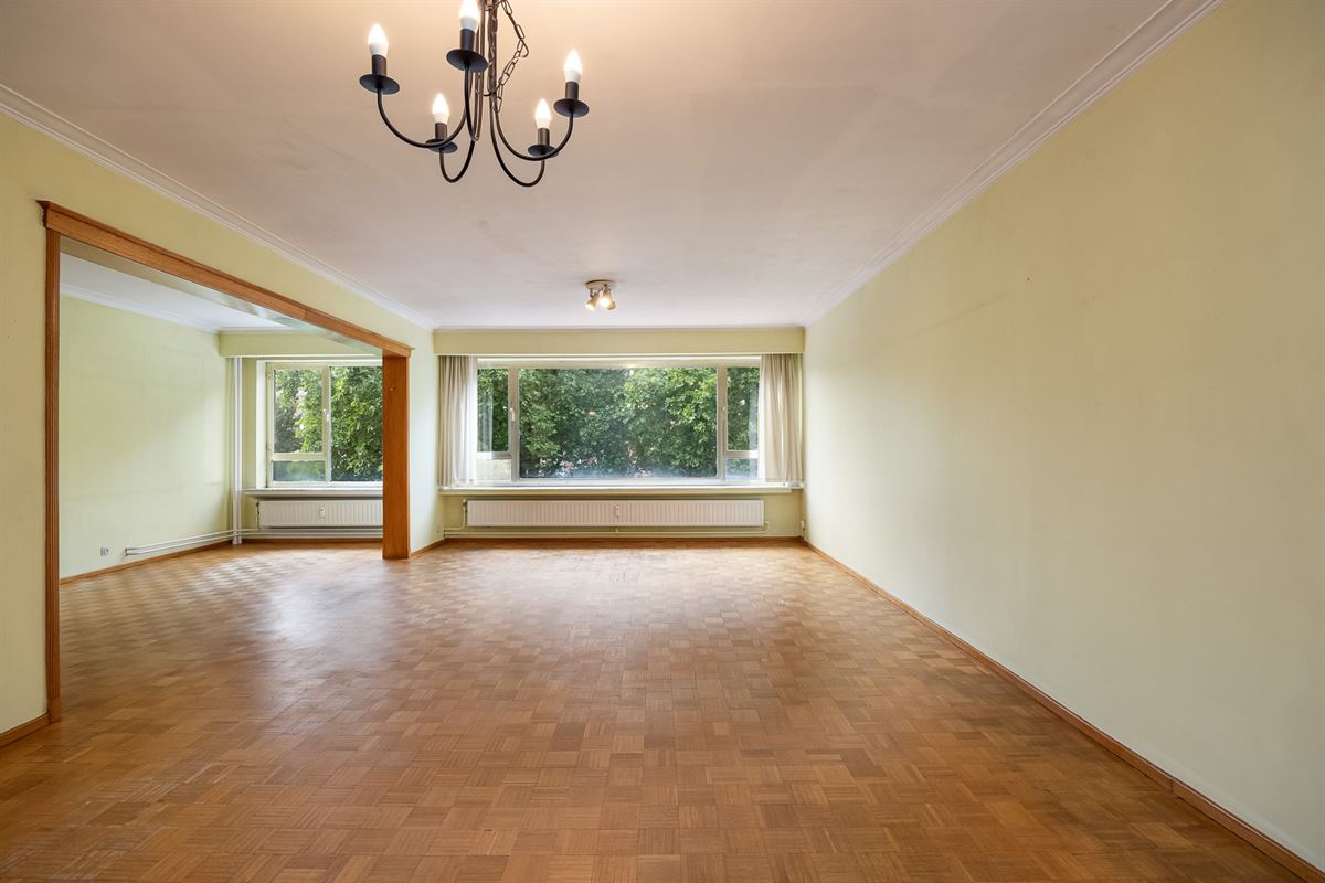 Te renoveren appartement met twee slaapkamers en terras