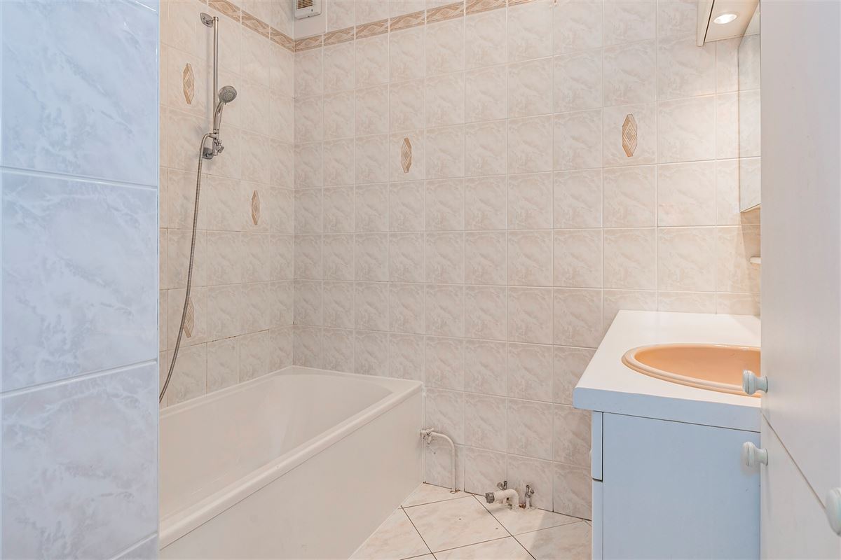 Ruim op te frissen 2 slk appartement met terras