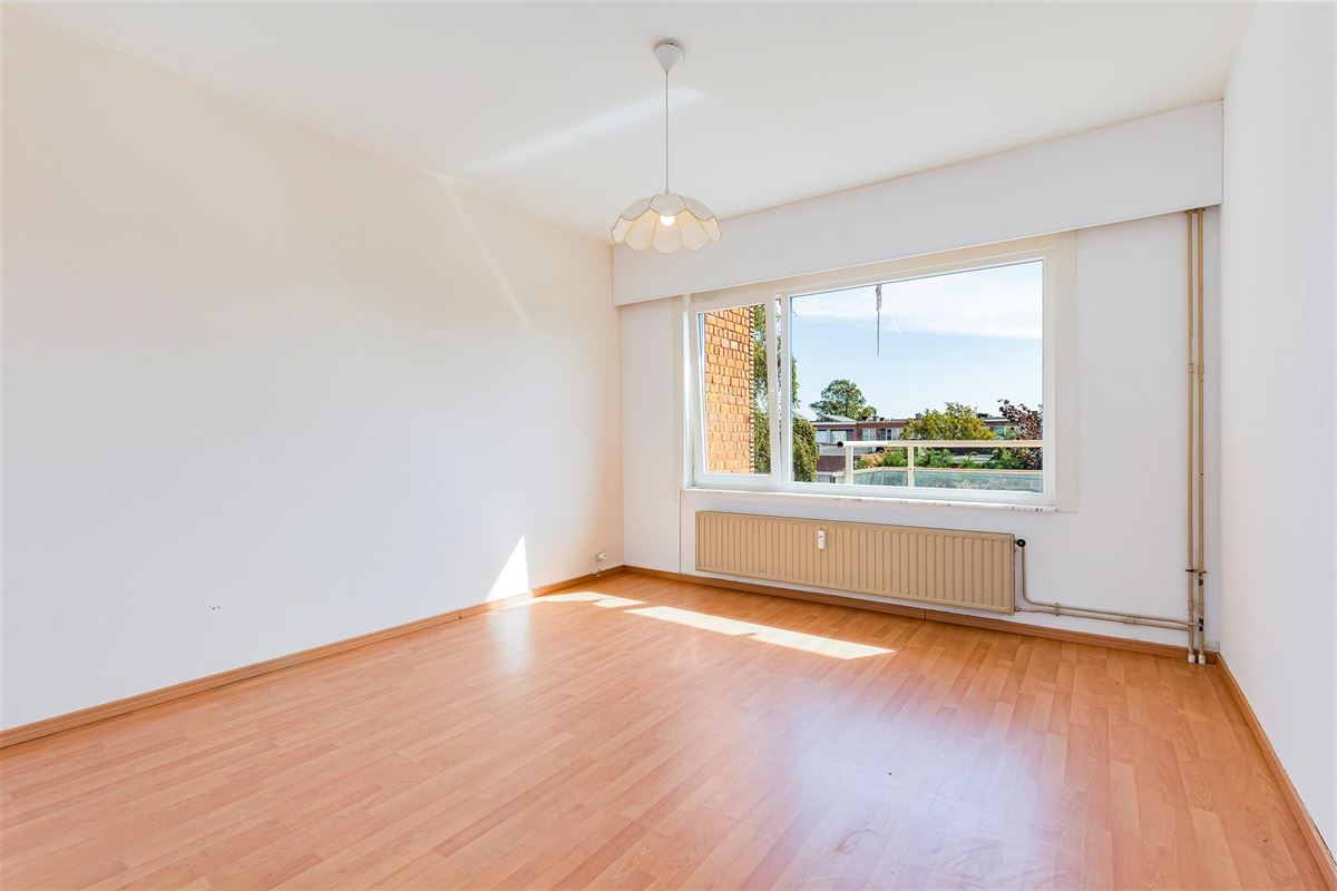Ruim op te frissen 2 slk appartement met terras