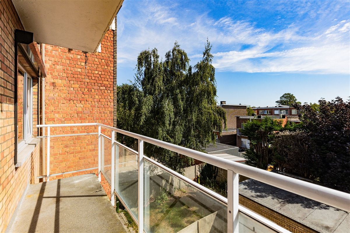 Ruim op te frissen 2 slk appartement met terras
