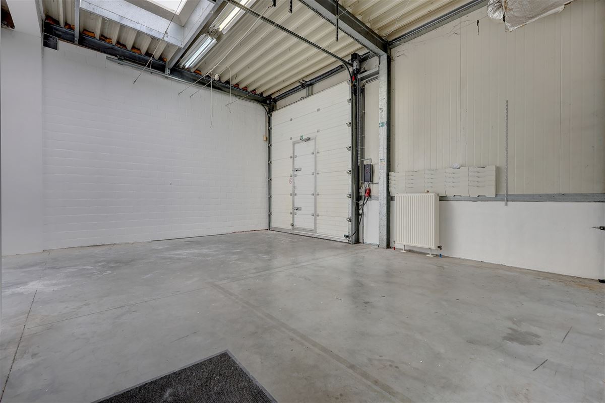 Ruim kantoor met 3 staanplaatsen te huur in Antwerpen
