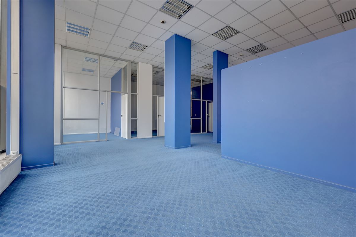 Ruim kantoor met 3 staanplaatsen te huur in Antwerpen