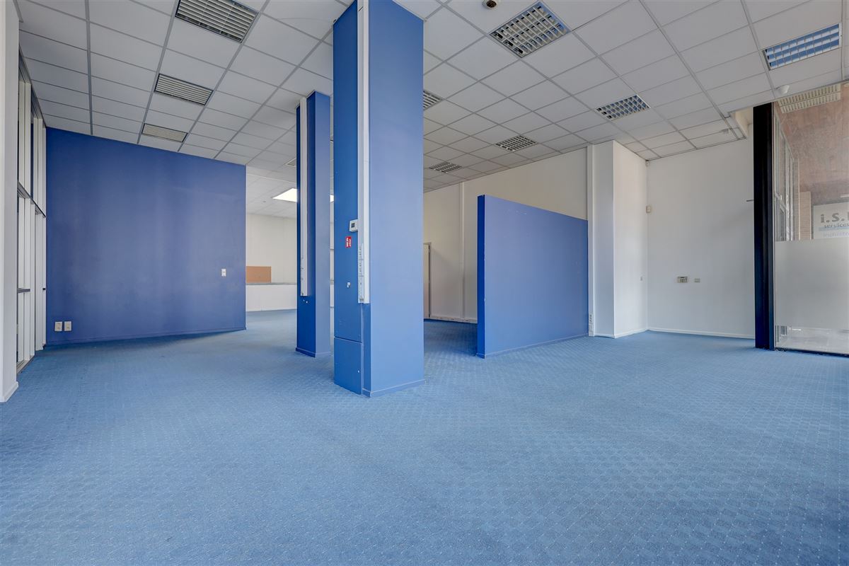 Ruim kantoor met 3 staanplaatsen te huur in Antwerpen