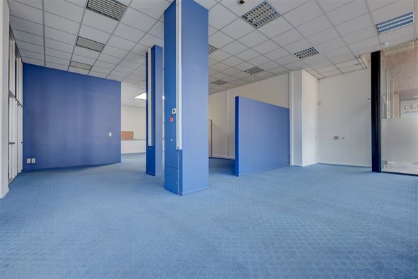 Ruim kantoor met 3 staanplaatsen te huur in Antwerpen
