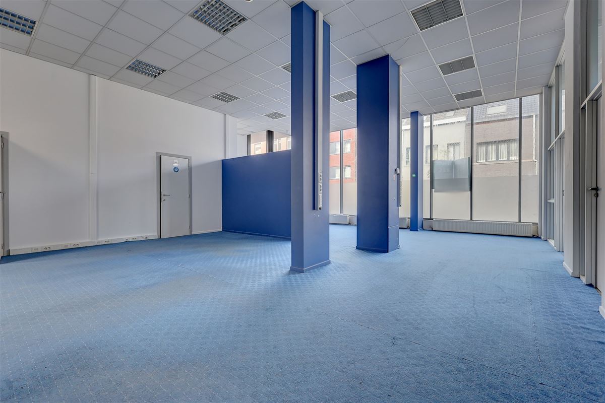 Ruim kantoor met 3 staanplaatsen te huur in Antwerpen