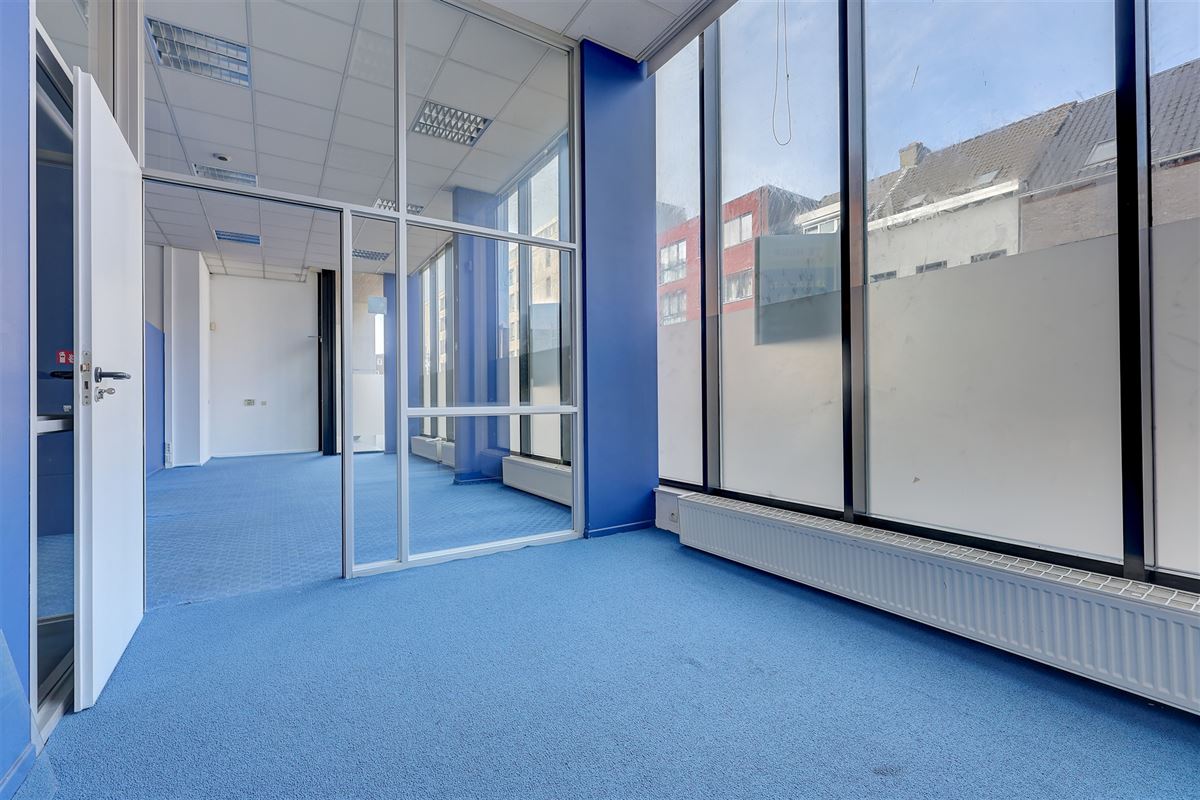 Ruim kantoor met 3 staanplaatsen te huur in Antwerpen