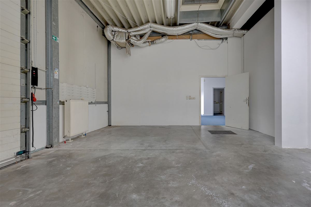 Ruim kantoor met 3 staanplaatsen te huur in Antwerpen