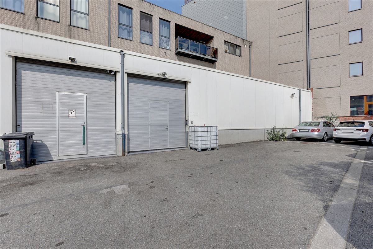 Ruim kantoor met 3 staanplaatsen te huur in Antwerpen