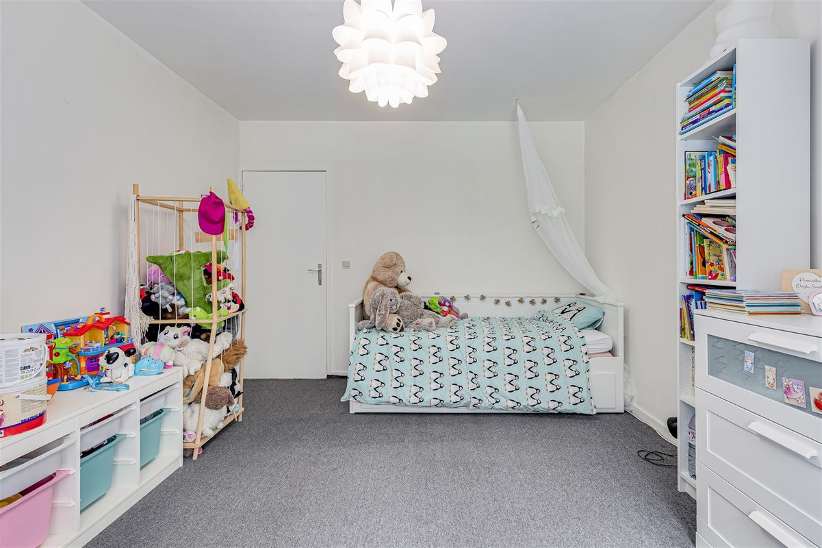 Ruim appartement met 2 slpk + terras te koop in Mortsel