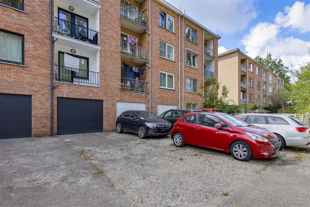 Ruime garage met 3 plaatsen te koop in Mortsel
